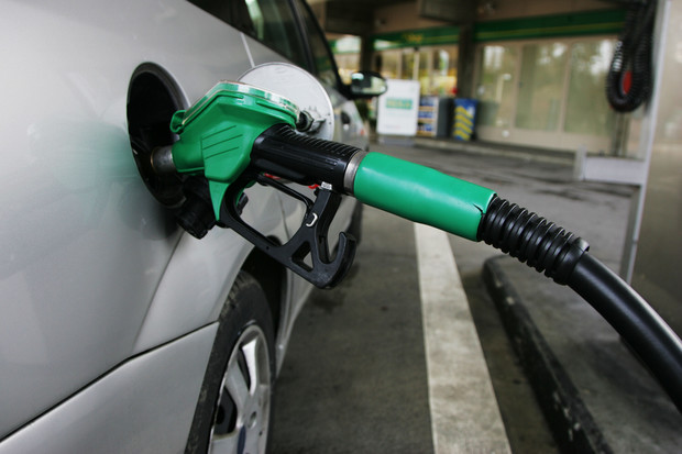 Цены на бензин упали еще на гривну за литр