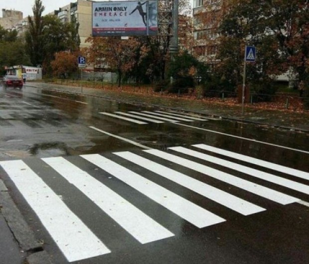 Дорога в никуда: В Киеве появился «пешеходный переход Шредингера»