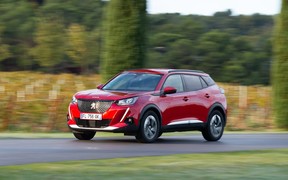 Довели до «ручки»? Peugeot 2008 с механикой дешевле в гривне