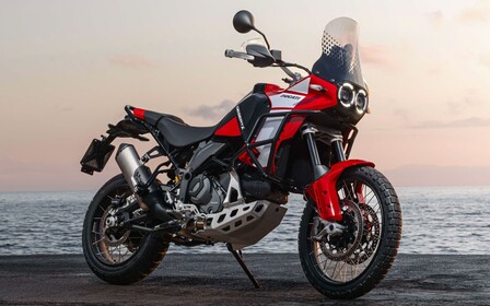 Ducati офіційно «прокачали» свій DesertX. Що з того вийшло? ВІДЕО