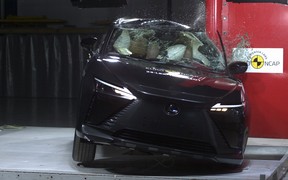 Електричний Lexus RZ розбили на «п'ятірку»