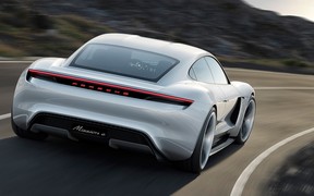 Электромобиль Porsche Taycan: 600 л.с. и 500 км пробега