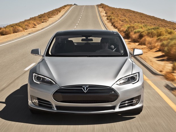 Электромобиль Tesla Model S проехал на одном заряде 728 километров