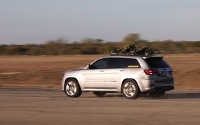 Елочка, лети! Jeep Cherokee установил новогодний рекорд скорости. ВИДЕО