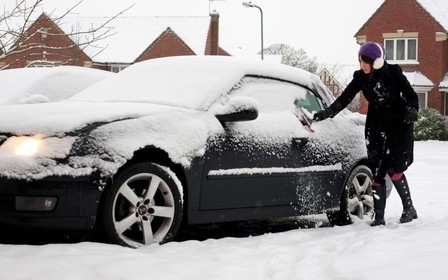 Еще не конец. Как правильно убрать снег с авто?