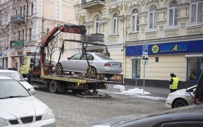 Эвакуировать машины за неправильную парковку начнут в апреле. Кличко