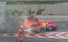 Ferrari F430 загорелся во время часа пик в Малайзии