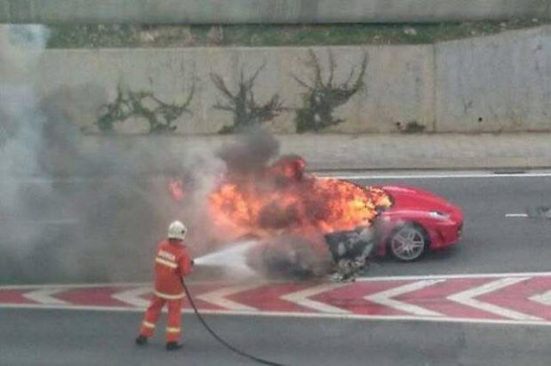 Ferrari F430 загорелся во время часа пик в Малайзии