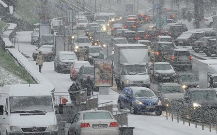 ГАИ насчитала сотню аварий из-за снегопада