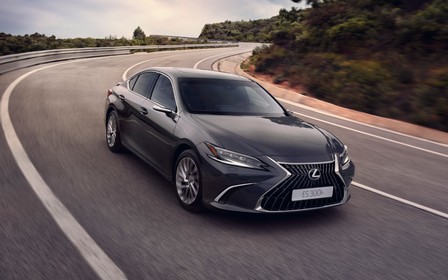 Гібридний Lexus ES 300h отримав ціни у гривнях. Що пропонують дилери?