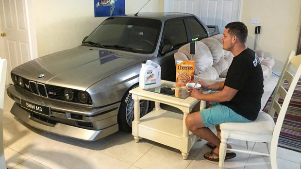 И в печали, и в радости: Американец укрыл BMW M3 в доме от урагана