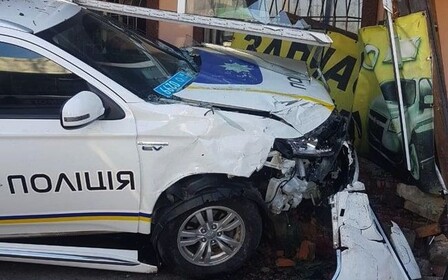 Их не догнали. Полицейский Mitsubishi протаранил магазин