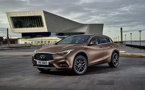 Infiniti показал фотографии салона Q30