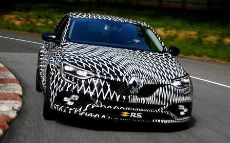 Интерьер нового Megane R.S. рассекретили автошпионы