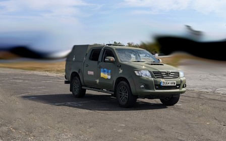 Інженери з Естонії привезли до України безпілотні пікапи для військових