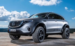 Из князи — в грязи. Электрический Mercedes-Benz EQC подготовили к бездорожью