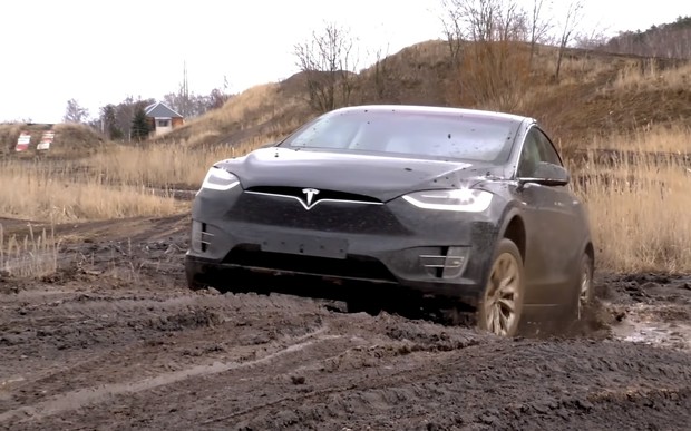 Из князи в грязи. Кроссовер Tesla Model X прогнали по бездорожью. ВИДЕО