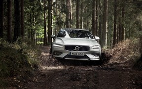 Из князи в грязи: универсал Volvo V60 представили в внедорожной версии