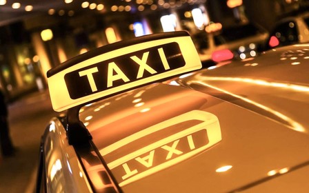 Зміни в ПДР. Таксі дозволили їздити смугами для громадського транспорту