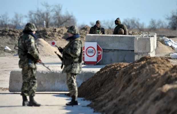 Кабмин: В зоне АТО и районах возле Крыма вводят пограничный режим