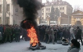 Киев: «Автомайдан» зажег шины на Банковой