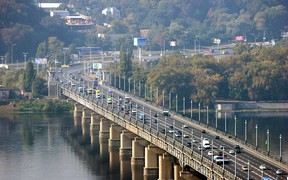 Киев: На мосту Патона ограничили движение