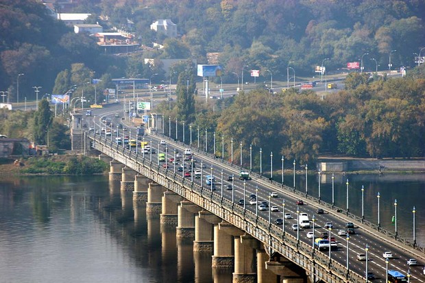 Киев: На мосту Патона ограничили движение
