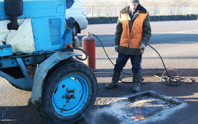 «Киевавтодор» начал ремонтировать дороги после снегоуборочных работ