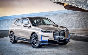 Компания BMW представила электрический кроссовер iX. Что с ценой?