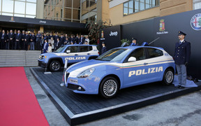 Копы, забирайте! Машины Jeep и Alfa Romeo примерили полицейскую форму