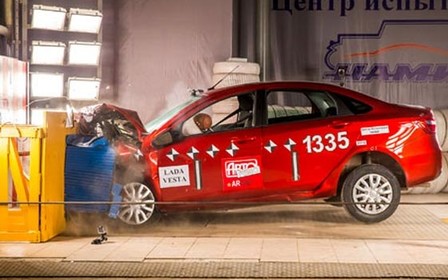 Краш-тест Lada Vesta: Седан разбили на «четверку»