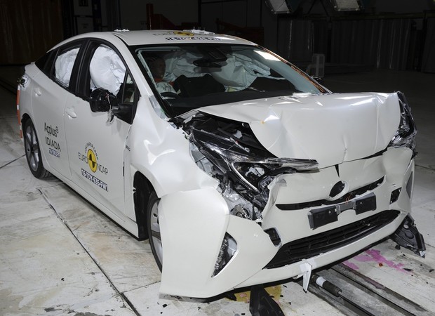 Краш-тесты EuroNCAP: Новый Toyota Prius разбили на «пятерку»