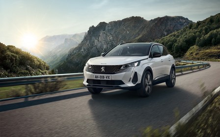 Кросовер Peugeot 3008 нарешті оновили. Скільки пройде на «батарейках»?