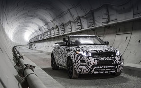 Кроссовер Range Rover Evoque Convertible испытали в метро