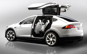 Кроссовер Tesla Model X получит двери в форме «крылья сокола»