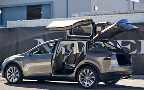 Кроссовер Tesla Model X представят 29 сентября