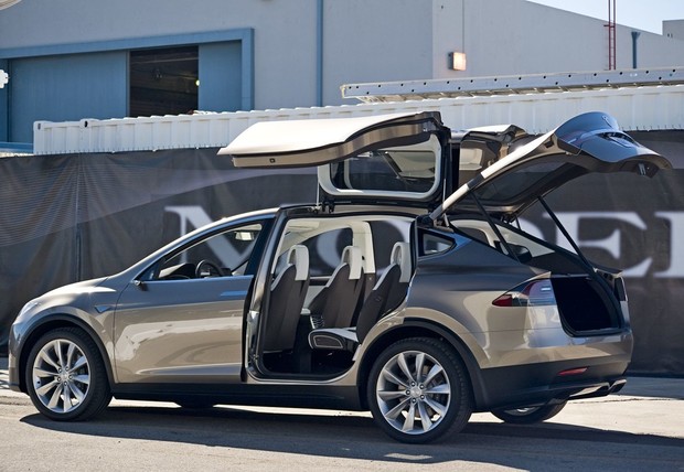 Кроссовер Tesla Model X представят 29 сентября
