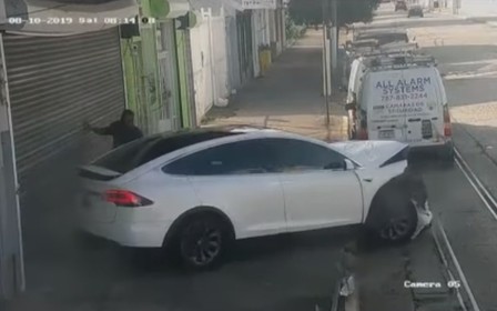 Кроссовер Tesla Model X «слетел с катушек» посреди улицы. ВИДЕО