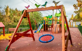 Дахи невеликих будівель облаштують дитячими майданчиками