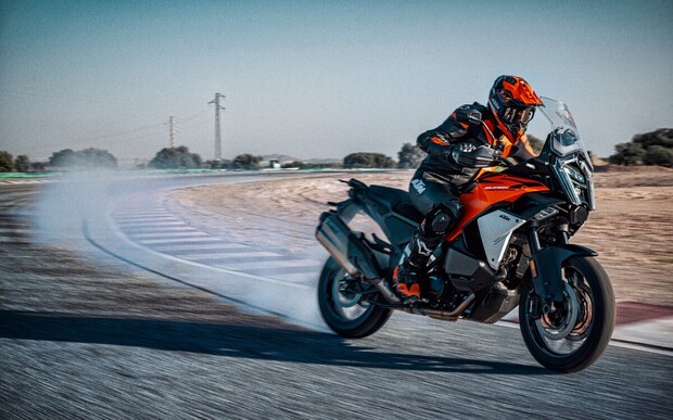 КТМ представив флагманські моделі Super Adventure S з двома різними КПП