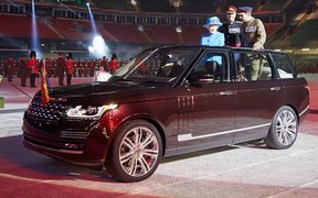 Land Rover построил открытый автомобиль для Ее Величества