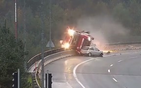 Легковушка сбросила фуру с моста. Водитель погиб. ВИДЕО