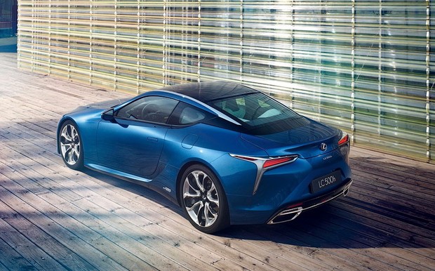 Lexus потратил 15 лет на изобретение...синего цвета!