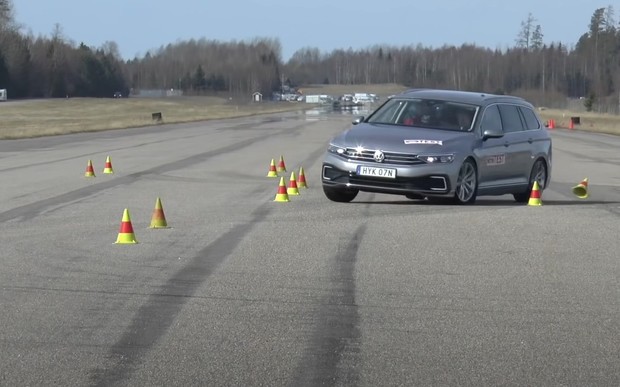 Лоси в шоке! Skoda Superb и Volkswagen Passat провалили тест на управляемость. ВИДЕО