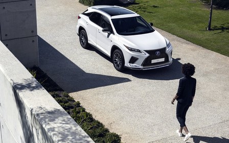 Лучше едет, дальше видит. Кроссовер Lexus RX обновился