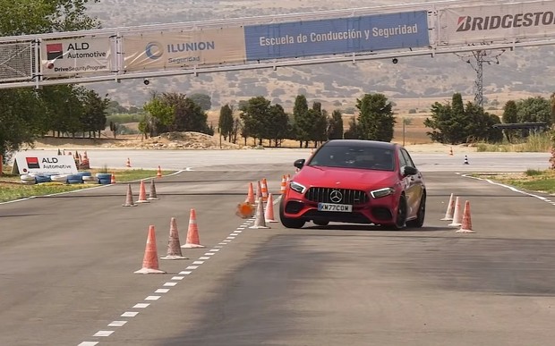 Mercedes-AMG A 45 S пройшов перевірку «лосем». Успішно? ВІДЕО