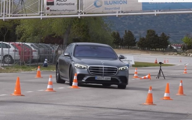 Mercedes-Benz S-Class провалил «лосиный» тест. ВИДЕО