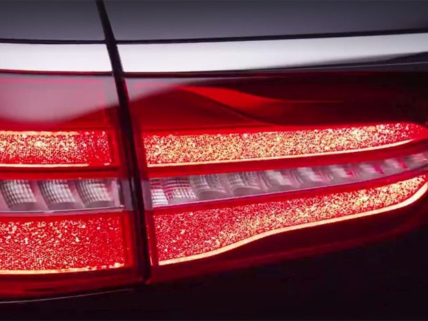 Mercedes показал первое видео с новым универсалом E-Class
