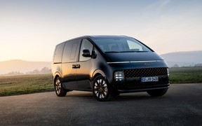 Мінівен Hyundai Staria отримає електричну версію у 2025 році