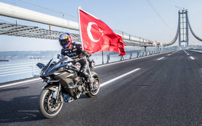 Мировой рекорд: Серийный мотоцикл разогнали до 400 км/час